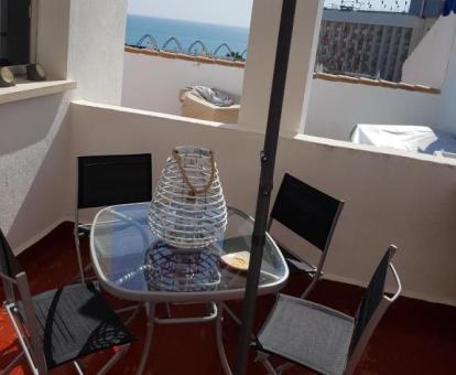 Foto del balcón amueblado con vistas al mar de este apartamento.