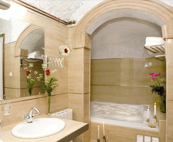 Foto del baño con bañera de hidromasaje de la caas rural Cuevalia Alojamiento Rural