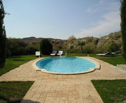 Agradable piscina exterior con vistas a la montaña y vegetación que rodea este interesante hotel.