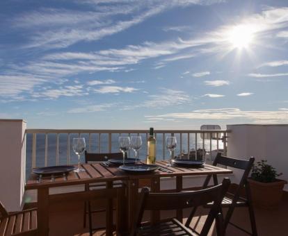 Foto de las instalaciones de este hotel con vistas al mar.