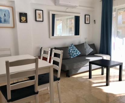 Foto de las instalaciones de este hotel con vistas al mar.