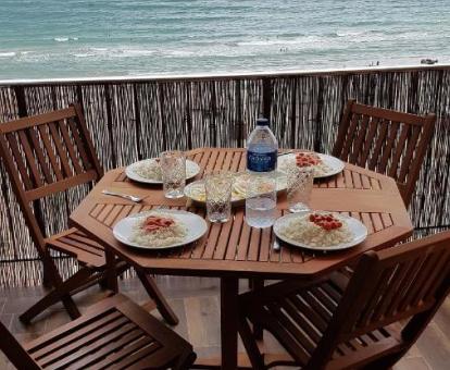 Foto de las instalaciones de este hotel con vistas al mar.