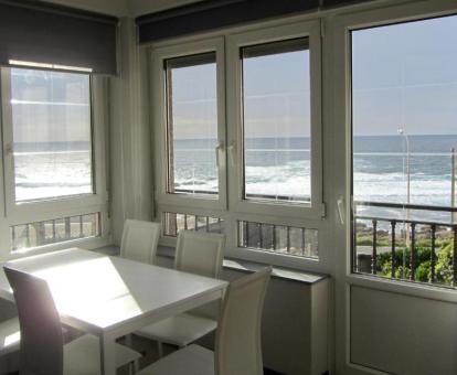 Foto de las vistas al mar desde el comedor de una de las habitaciones.