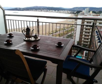 Foto de las instalaciones de este hotel con vistas al mar.