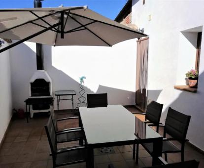 Foto de la terraza privada con comedor al aire libre y barbacoa de la casa.