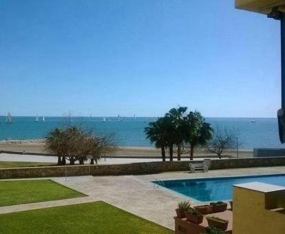 Foto de las instalaciones de este hotel con vistas al mar.