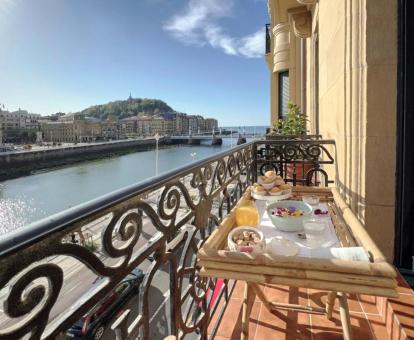 Foto de las instalaciones de este hotel con vistas al mar.