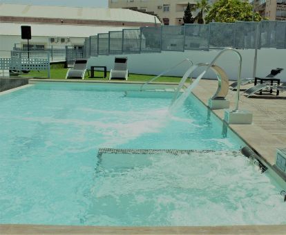 Agradable zona exterior con piscina con elementos de hidroterapia de este alojamiento romántico.