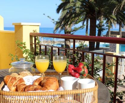 Foto de las instalaciones de este hotel con vistas al mar.