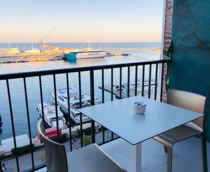 Foto de las instalaciones de este hotel con vistas al mar.