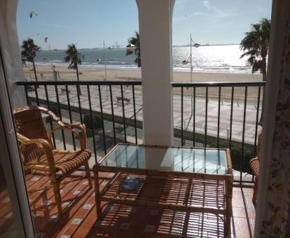 Foto de las vistas al mar desde el balcón de este apartamento.