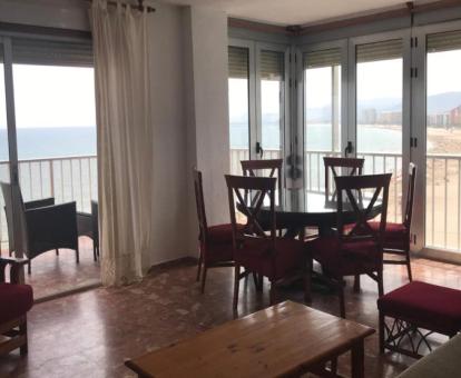 Foto de las instalaciones de este hotel con vistas al mar.