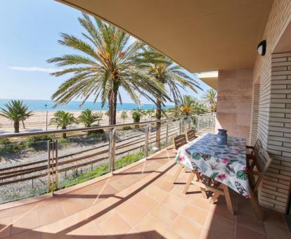 Foto de las instalaciones de este hotel con vistas al mar.