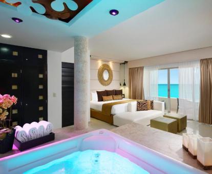 Foto de la Suite Pasión con bañera de hidromasaje privada cerca de la cama.