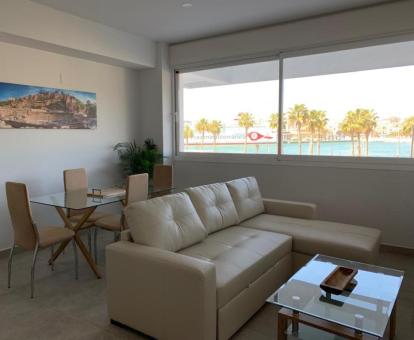 Foto del salón comedor con vistas al mar del apartamento de un dormitorio.