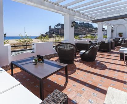 Foto de la terraza del hotel con vistas a la playa y al mar.