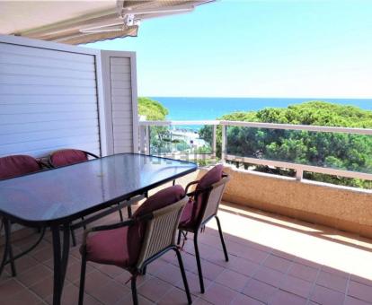 Foto de las instalaciones de este hotel con vistas al mar.