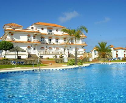 Foto de la piscina al aire libre disponible todo el año del alojamiento.