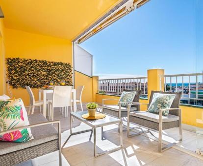 Foto de la terraza con vistas al mar de uno de los apartamentos de ese establecimiento.