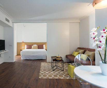 Una de las amplias habitaciones con sala de estar del hotel.