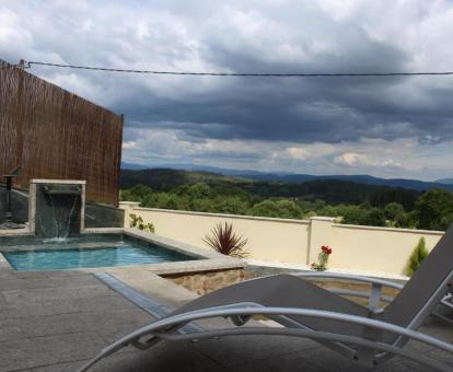 Foto de la terraza con piscina privada y vistas de esta villa.