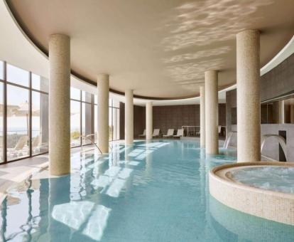 Foto de la piscina cubierta del spa del hotel abierta todo el año.
