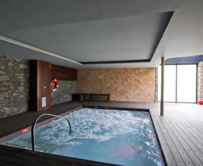 Foto de la piscina interior abierta todo el año del hotel.