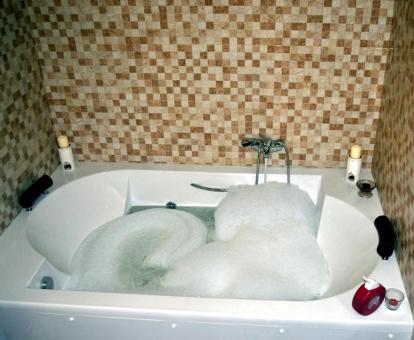 Foto de la bañera de hidromasajes privada de esta casa rural.