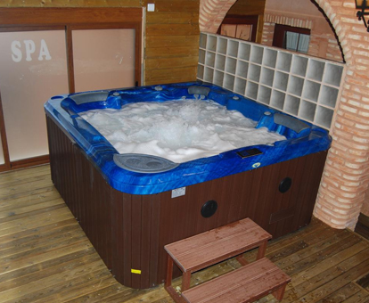 Foto del jacuzzi con espuma y chorros de agua que se encuentra en la casa rural de Don Martin Rural