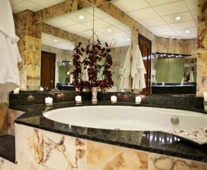 Foto de la bañera de hidromasajes de la Suite Deluxe del hotel.