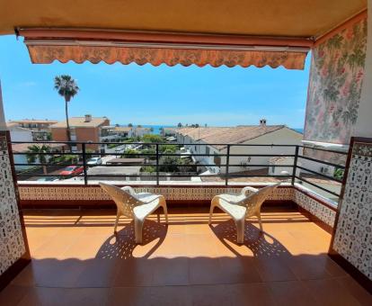 Foto de la terraza amueblada con vistas al mar de uno de los apartamentos de este alojamiento.