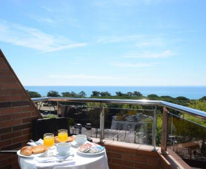 Foto de las instalaciones de este hotel con vistas al mar.