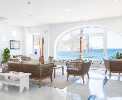 Foto de las instalaciones de este hotel con vistas al mar.