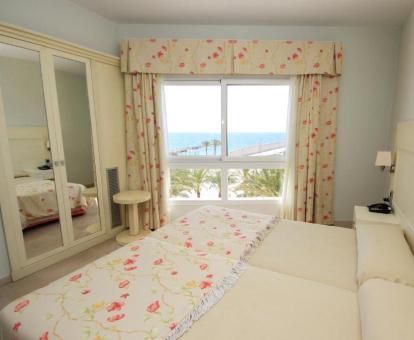 Foto de una de las acogedoras habitaciones con vistas al mar.