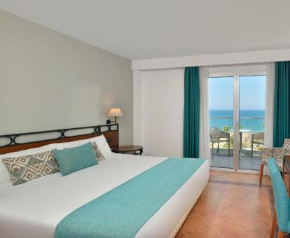 Foto de una de las habitaciones con vistas al mar y terraza del hotel.