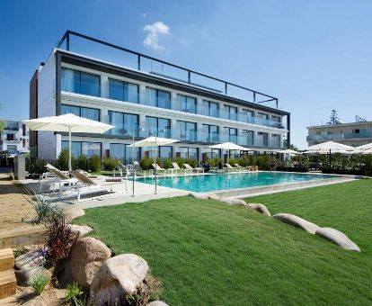 Hermoso edificio con piscina al aire libre y solarium de este hotel solo para adultos.