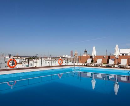 Foto de la piscina al aire libre disponible todo el año de este alojamiento.