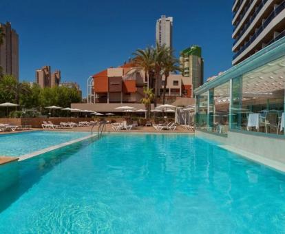 Foto de la piscina al aire libre disponible todo el año de este alojamiento.