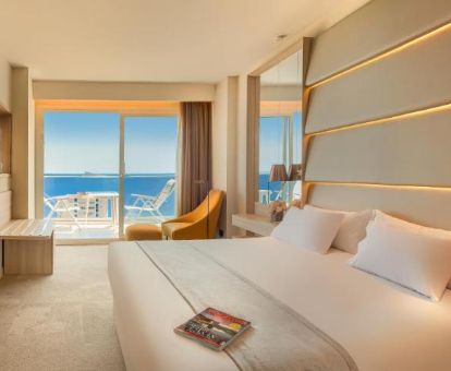 Una de las modernas y luminosas habitaciones con terraza y vistas al mar de este hotel para adultos.