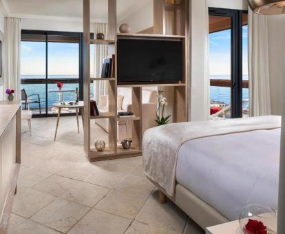 Foto de la Suite Junior Red Level con bañera de hidromasajes y balcón con vistas panorámicas.