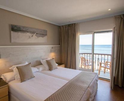 Foto de una de las habitaciones con vistas al mar y terraza privada del hotel.