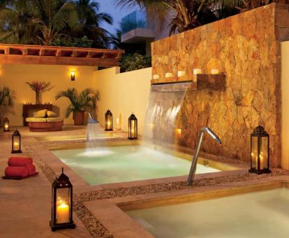 Foto de la piscina al aire libre de este maravilloso hotel todo incluido.