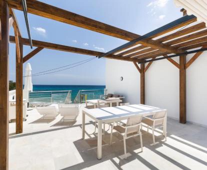 Foto de las instalaciones de este hotel con vistas al mar.