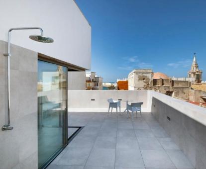Foto de la terraza privada de la suite junior con vistas a la ciudad y al mar.