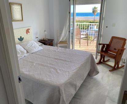 Foto del dormitorio con vistas al mar de este apartamento con terraza.