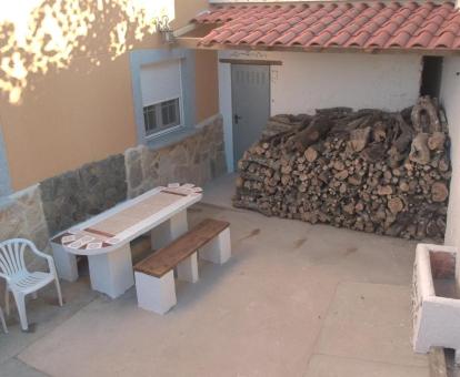Foto de la terraza con comedor exterior y zona de barbacoa de esta casa independiente.