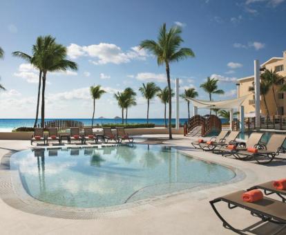 Foto de la piscina al aire libre de este hotel todo incluido junto al mar.