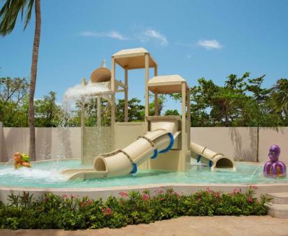 Foto de la piscina con toboganes de agua del hotel.