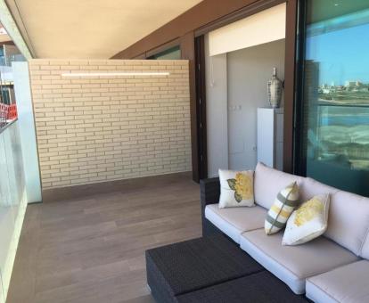 Foto del amplio balcón amueblado con vistas al mar de este apartamento independiente.