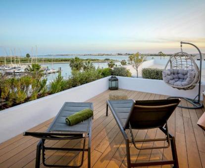 Foto de la amplia terraza con vistas al mar del apartamento.